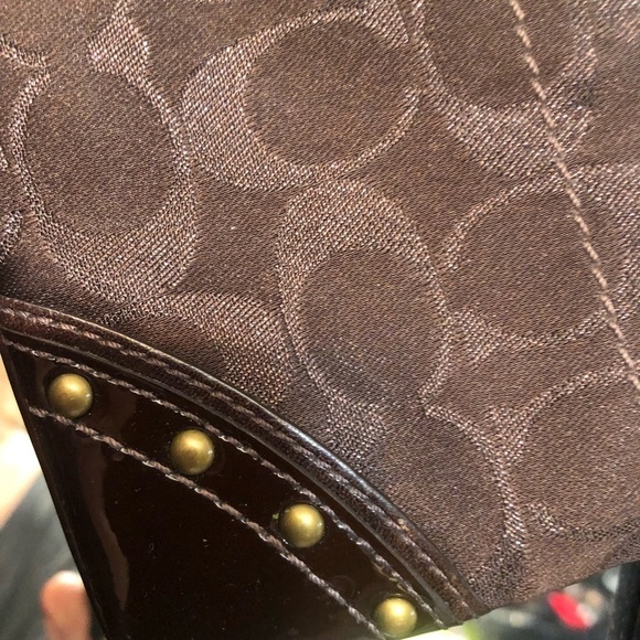 Coach dark brown / hint of Maroon monogram canvas patant leather wristlet - Picture 5 of 8